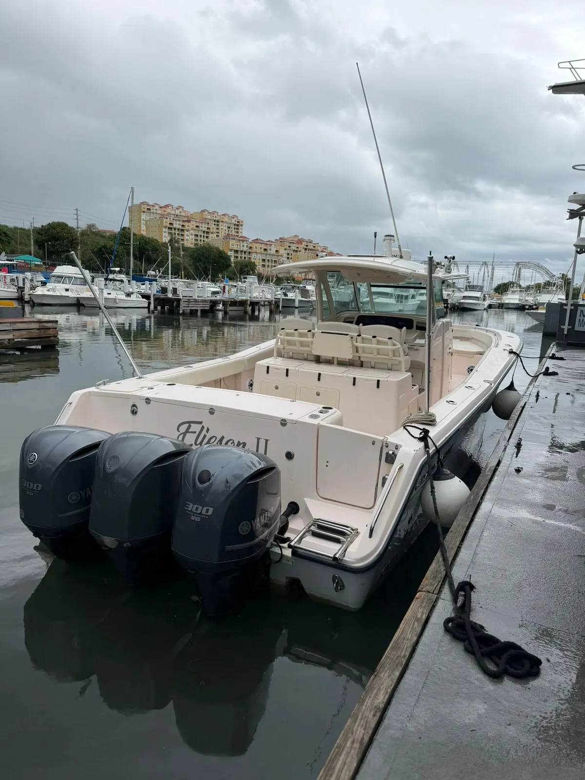 Popa del Elieson II amarrado en el muelle, con sus tres motores Yamaha 300 V6