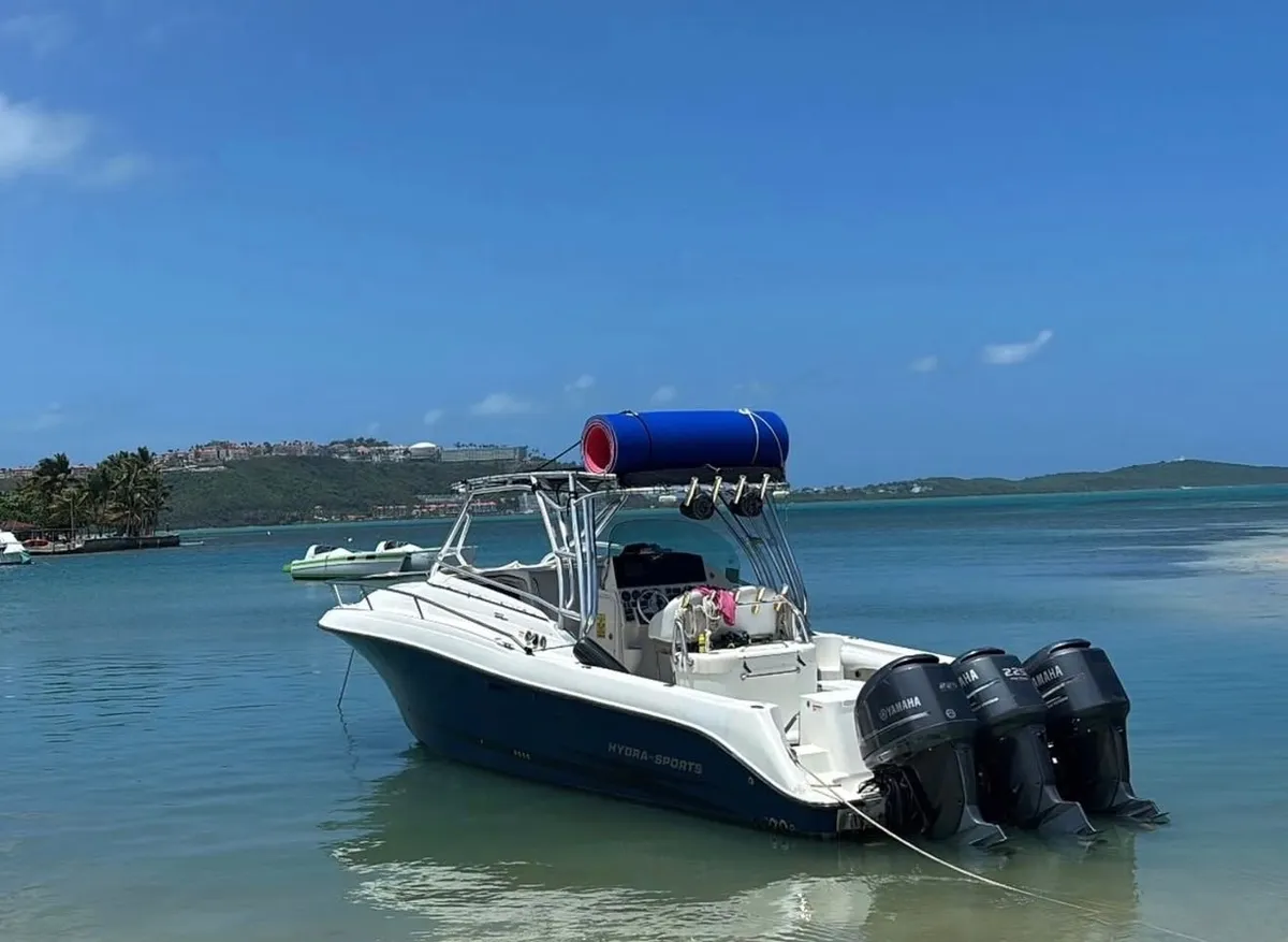 Hydra-Sports 33 fondeado en agua baja frente a la costa
