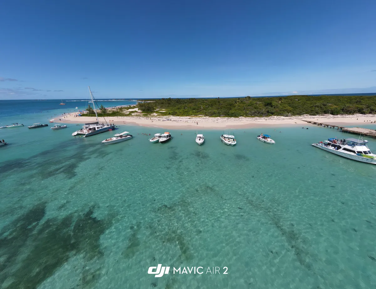 Vista aérea de una playa en el este de Puerto Rico con botes fondeados frente a la orilla