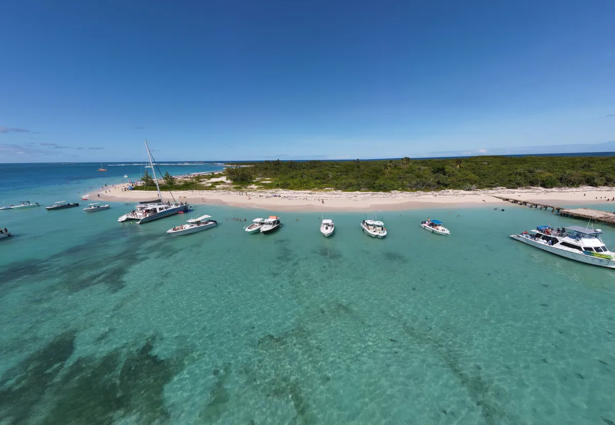 Vista aérea de una playa en el este de Puerto Rico con botes fondeados frente a la orilla